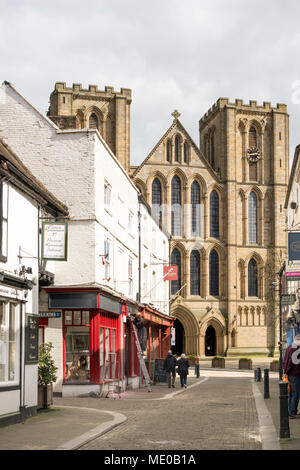 Die Westfassade der Kathedrale von Kirkgate, Ripon Ripon, North Yorkshire, England, UK gesehen Stockfoto