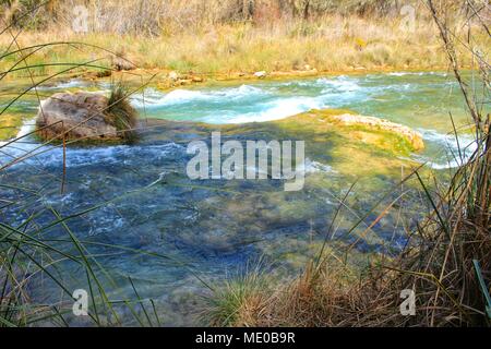 Cabriel Flusses mit kristallklarem Wasser und von grüner Vegetation in den Bergen von Albacete, Spanien umgeben Stockfoto