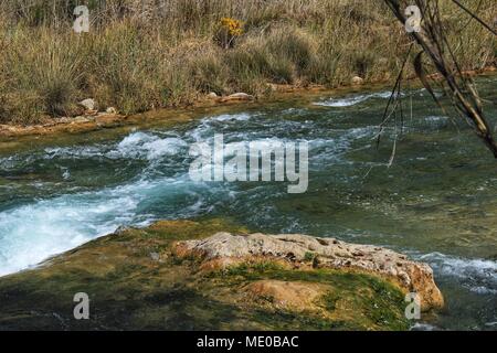 Cabriel Flusses mit kristallklarem Wasser und von grüner Vegetation in den Bergen von Albacete, Spanien umgeben Stockfoto