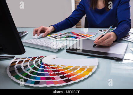 Designer's Hand Zeichnung auf Grafik Tablett während der Arbeit am Computer Stockfoto