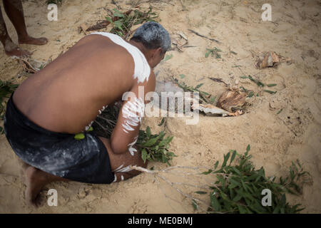 Aboriginal Tanz am Strand auf Fraser Island, Australien, am 25. März 2018. Stockfoto