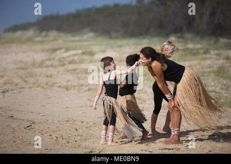 Aboriginal Tanz am Strand auf Fraser Island, Australien, am 25. März 2018. Stockfoto