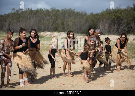 Aboriginal Tanz am Strand auf Fraser Island, Australien, am 25. März 2018. Stockfoto