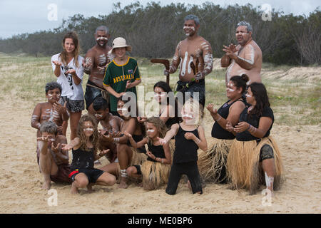 Aboriginal Tanz am Strand auf Fraser Island, Australien, am 25. März 2018. Stockfoto