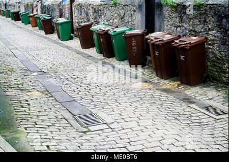 Wheelie Bins aufgereiht in der Straße warten auf Sammlung auf bin. Stockfoto