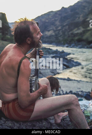 Pete Seeger in Hells Canyon 1972, Snake River; Schriftzug auf seinem Banjo lautet: "Diese Maschine hassen umgibt und zwingt sie zur Kapitulation." Pete pho geholfen Stockfoto