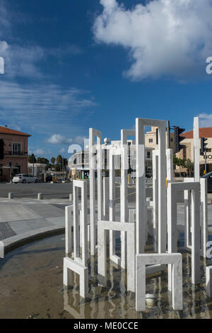 Wasserspiel in der regenerierte Altstadt von Paphos auf der Paphos karvella Straße, Paphos, Zypern, Europa Stockfoto