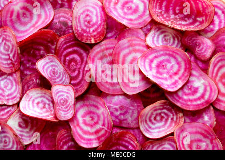 Buntes Wurzelgemüse Schichten. In Scheiben geschnitten Bio chioggia Rote Rüben (Rote Beete) candy zeigen ihre leuchtend roten und weißen konzentrischen Ringen. Stockfoto