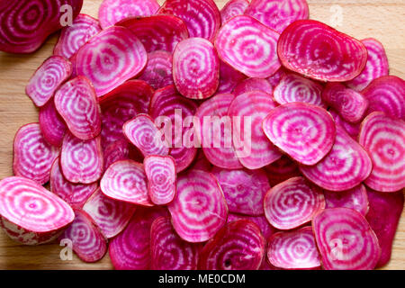 Buntes Wurzelgemüse Schichten. In Scheiben geschnitten Bio chioggia Rote Rüben (Rote Beete) candy zeigen ihre leuchtend roten und weißen konzentrischen Ringen. Stockfoto