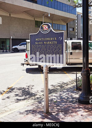 Historische Markierung zur Beschreibung der Slave Markt oder den Märkten in Montgomery Alabama USA während der 1800er, auch bekannt als Sklavenhandel. Stockfoto