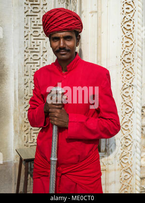 Ein Inder in Rot traditionelle indische Kleidung im City Palace, Jaipur, Rajasthan, Indien Stockfoto