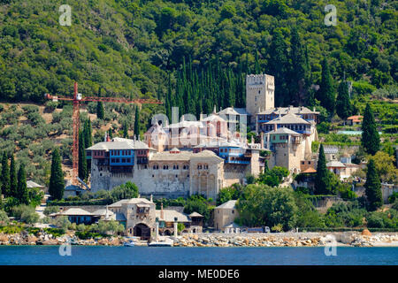 Docheiariou Kloster in der Nähe von Mount Athos vom Meer am Mittag an einem sonnigen Tag Stockfoto