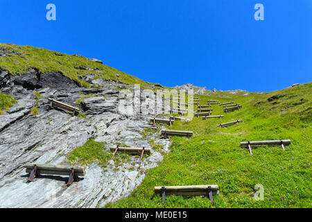 Lawinenverbauung bei Kaiser Franz Josefs Hohe in Großglockner Hochalpenstraße, Nationalpark Hohe Tauern in Kärnten, Österreich Stockfoto