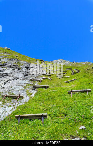 Lawinenverbauung bei Kaiser Franz Josefs Hohe in Großglockner Hochalpenstraße, Nationalpark Hohe Tauern in Kärnten, Österreich Stockfoto