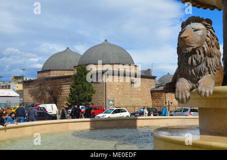 Skopje, die Hauptstadt der Republik Mazedonien: Die Daut-Pasha - Hamam und ein Löwe aus dem Brunnen Stockfoto