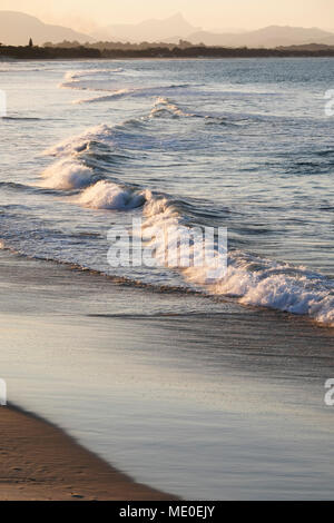 Close-up von Pastell Wellen schlagen Shoreline auf Strand von Byron Bayin in New South Wales, Australien Stockfoto