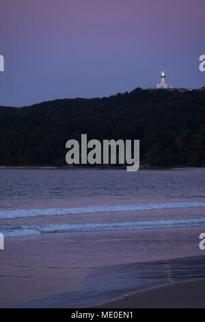 Cape Byron Lighthouse auf Hilltop leuchtet in der Dämmerung bei Byron Bay in New South Wales, Australien Stockfoto