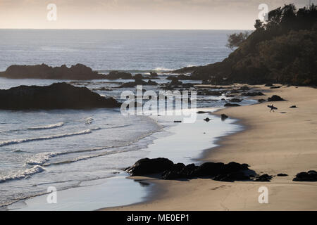 Einen herrlichen Blick auf die Silhouette von Surfer am Strand von Port Macquarie, New South Wales, Australien Stockfoto