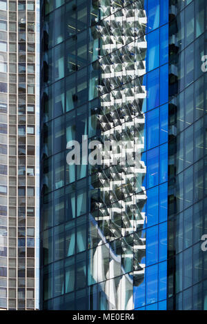 In der Nähe von Spiegelungen in Glas windows von Bürogebäuden in Brisbane, Australien Stockfoto