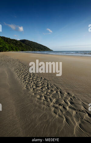 Muster in feuchten Sand am Strand von Cape Tribulation in Queensland, Australien Stockfoto