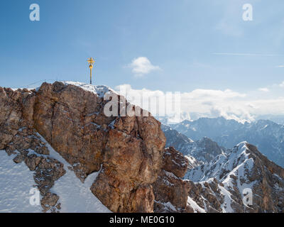 Gipfelkreuz auf der Zugspitze Stockfoto