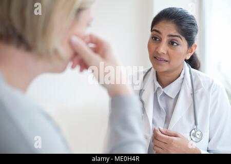 Ärztin im Gespräch mit Patienten.