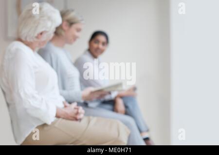 Frauen im Wartezimmer des Arztes saß. Stockfoto