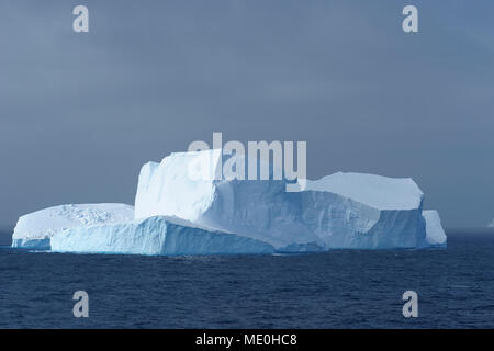 Sunlit Eisberg in der dunklen blauen Gewässern der Antarktis Sound an der Antarktischen Halbinsel, Antarktis Stockfoto