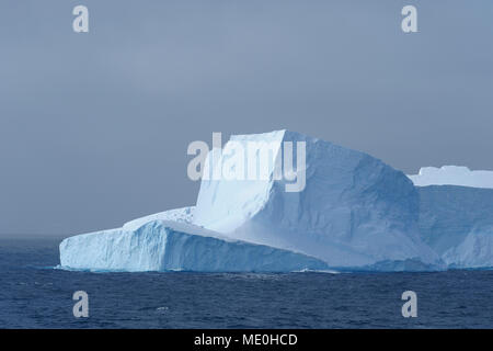 Teil eines Eisbergs reflektiert das Licht an einem bewölkten Tag in der Antarktis Sound an der Antarktischen Halbinsel, Antarktis Stockfoto