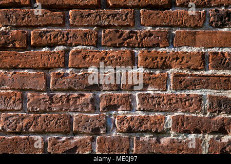 Geknackt Red brick wall, Bausteine in einer Linie Hintergrund Stockfoto