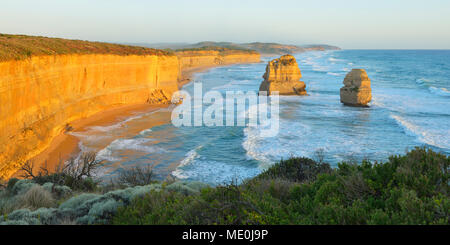 Kalkstein Stapeln der Zwölf Apostel an der Küste zu Küste bei Princetown, Great Ocean Road in Victoria, Australien Stockfoto