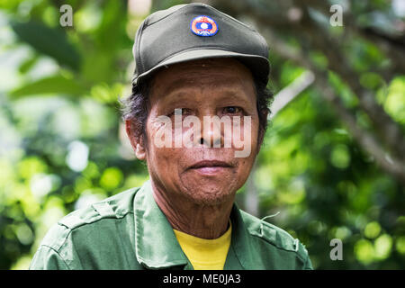 Portrait von Senior Lao Mann, Tad Lo, Bolaven Plateau; Champasak, Laos Stockfoto