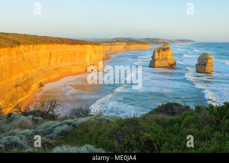 Kalkstein Stapeln der Zwölf Apostel an der Küste zu Küste bei Princetown, Great Ocean Road in Victoria, Australien Stockfoto