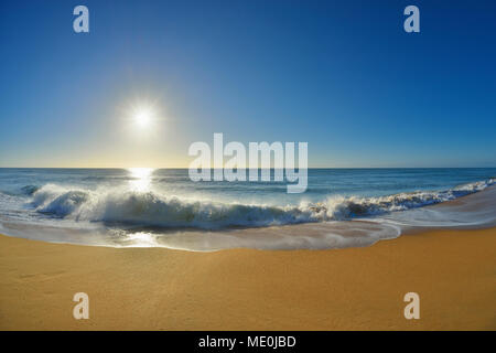 Wellen auf der Küstenlinie von Ninety Mile Beach Paradise Beach mit der Sonne über den Ozean in Victoria, Australien, das Stockfoto