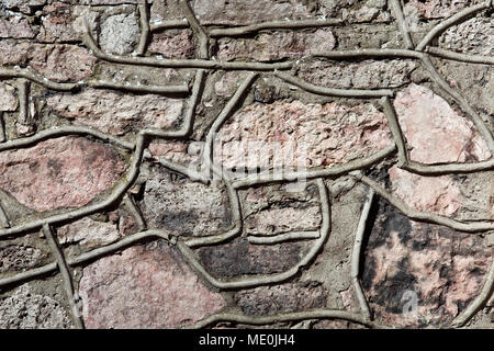 Alte Mauer aus großen Steinen und gebrochene Backsteine. Vintage grobe Blöcke Oberfläche Hintergrund Stockfoto