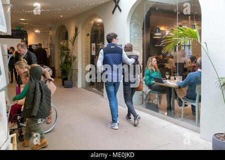 Käufer Wandern und Surfen ausserhalb ein Restaurant in den Mais Hall, Cirencester, Gloucestershire, England, Großbritannien Stockfoto