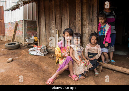 Hmong Frau und vier Mädchen vor ihrem Haus in Na kam Peng, auch als Bombe Dorf; Xiangkhouang, Laos Stockfoto