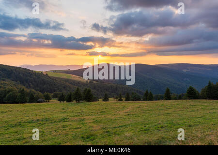 Berglandschaft mit Sonnenuntergang über die Vogesen im Le Markstein in Haut-Rhin, Frankreich Stockfoto