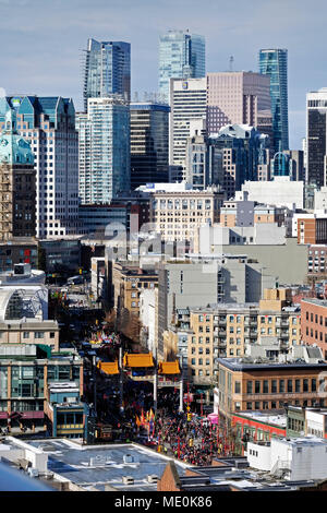 Übersicht über die Innenstadt mit Millennium Gate in Chinatown während des chinesischen neuen Jahres Parade in Vancouver, British Columbia, Kanada Stockfoto