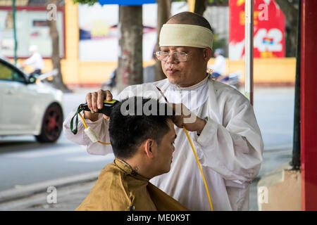 Straße Friseur geben einen Haarschnitt in der Altstadt; Hanoi, Hanoi, Vietnam Stockfoto