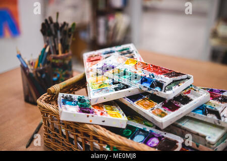 Satz von Aquarell Farben und Pinsel. Künstlerische Ausstattung im Studio. Soft Focus Stockfoto