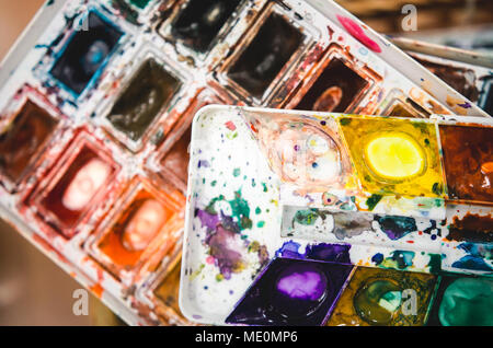 Satz von Wasserfarben. Details über dirty Aquarelle palette Stockfoto