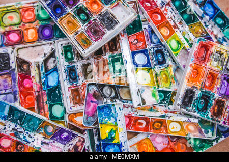 Vielen hellen Farben, Aquarell schmutzig Palette als Hintergrund Stockfoto