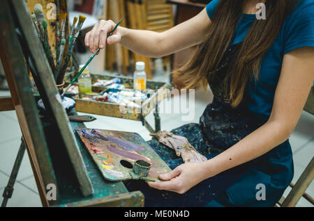 Künstler malen ein Bild in einem Studio. Detailansicht Stockfoto