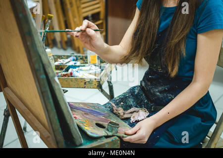 Die Hand des Künstlers Malerei auf Leinwand mit Ölfarben. Detailansicht Stockfoto