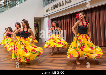 Hula Tänzer unterhaltsam Käufer an die Ala Mona's Shopping Center in Waikiki, Honolulu, Oahu, Hawaii, Vereinigte Staaten von Amerika Stockfoto