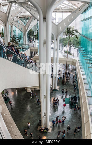 Obere Ebene Überblick über das Hawaii Convention Center Foyer, Waikiki, Honolulu, Oahu, Hawaii, Vereinigte Staaten von Amerika Stockfoto