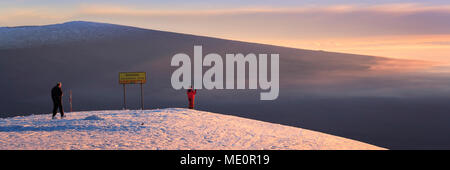 Warten auf den Sonnenuntergang an der Spitze des Mauna Kea und Mauna Loa in der Ferne; Insel von Hawaii, Hawaii, Vereinigte Staaten von Amerika Stockfoto