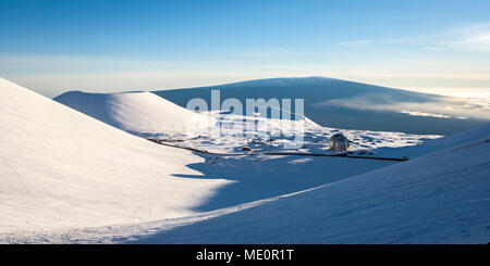 Stillgelegt Caltech Submillimeter Observatory auf Mauna Kea mit Blick auf Mauna Loa; Insel von Hawaii, Hawaii, Vereinigte Staaten von Amerika Stockfoto