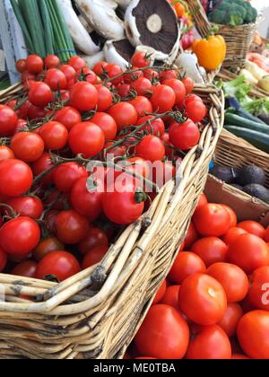 Ein Markt im Freien laden Stall mit einer Vielfalt an frischen, biologisch angebautes Obst und Gemüse wie Tomaten, Champignons und Paprika. Stockfoto